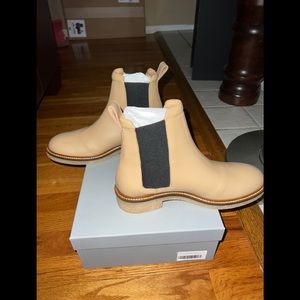 Everlane The Italian Leather Chelsea Boot size 9 tan color new in the box